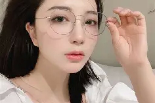 陈律直播自曝：与痞幼48小时闪电恋爱后分手无缝变闺蜜引发网友热议