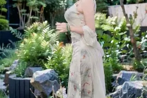 女游客划龙舟被颠翻外衣滑落表情销魂身份曝光鼓手爆料更多